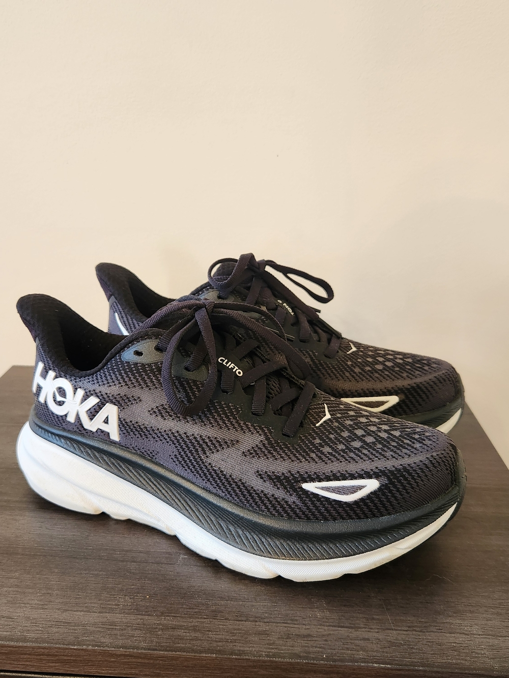 Womens HOKA Clifton 9 Running Shoes Size 6